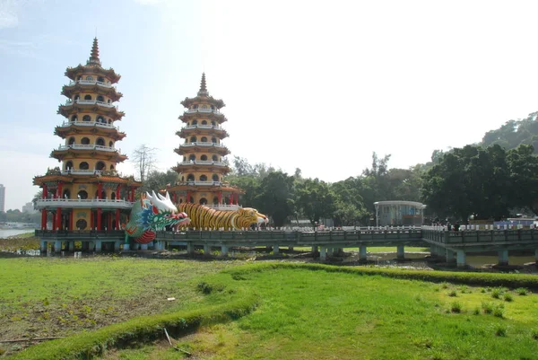 Dragon Tiger Pagodas Lotus Pond Nella Città Kaohsiung Taiwan — Foto Stock