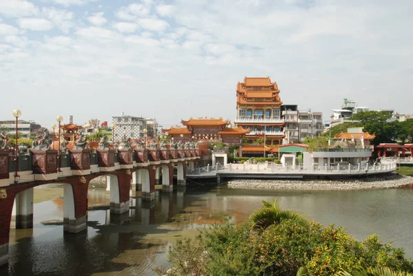 Ansicht Des Buddhistischen Wächtertempels Von Einer Brücke Auf Einem Lotusteich — Stockfoto