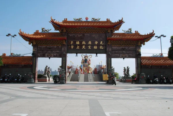 Uma Entrada Para Estátua Deus Céu Lagoa Lótus Cidade Kaohsiung — Fotografia de Stock