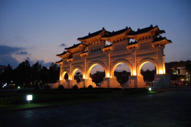 Chiang Kai-Shek Memorial Hall tarafından Liberty Sqaure ve demokrasi Bulvarı içine bir ana kapı akşam aydınlatmalı, Taipei, Tayvan