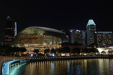 Singapur Marina Körfezi ve Esplanade Köprüsü çevresindeki gökdelenler geceleri aydınlatılmış 
