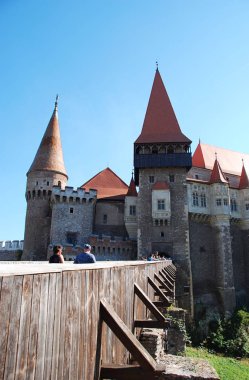 Kalenin köprü çapraz hendek ile Corvin Kalesi, Romanya 