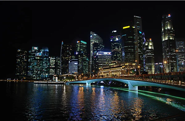 Nowoczesna Architektura Wokół Marina Bay Singapurze Centrum Miasta Oświetlone Nocą — Zdjęcie stockowe