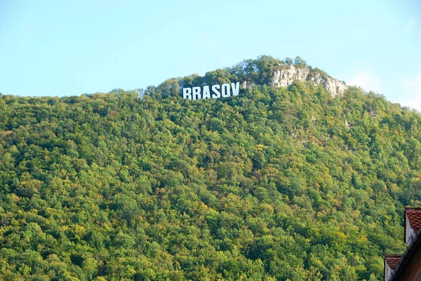 Brasov şehrinin üzerindeki tepenin üstünde Brasov tabelası, Romanya 
