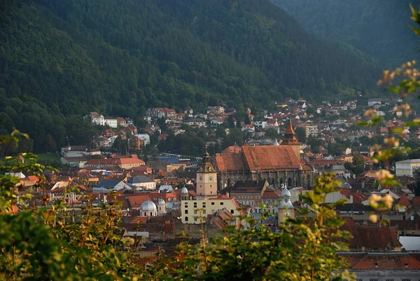 Brasov şehir merkezinin dağlarıyla çevrili Siyah Kilisesi, Romanya 