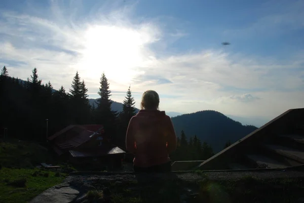 Женщина Сидящая Сзади Наслаждающаяся Видом Карпатские Горы Трансильвания Румыния — стоковое фото