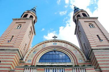 Sibiu'daki Holy Trinity Rumen Ortodoks Katedrali'nin dış cephesinin alt görünümü 