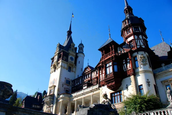 Romanya'da Karpat Dağları'nda Peles Kalesi 