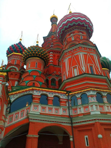 聖バジル大聖堂 モスクワの赤の広場の教会 ロシアの世界的に有名なランドマークと世界文化遺産の一部のクローズアップビュー — ストック写真