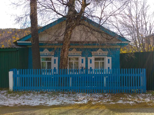Ένα Από Παλιά Ξύλινα Τυπικά Ρωσικά Σπίτια Που Επέζησαν Μέχρι — Φωτογραφία Αρχείου
