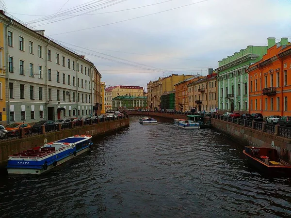 サンクトペテルブルクの歴史的な市内中心部のネバ川の運河 ロシア — ストック写真