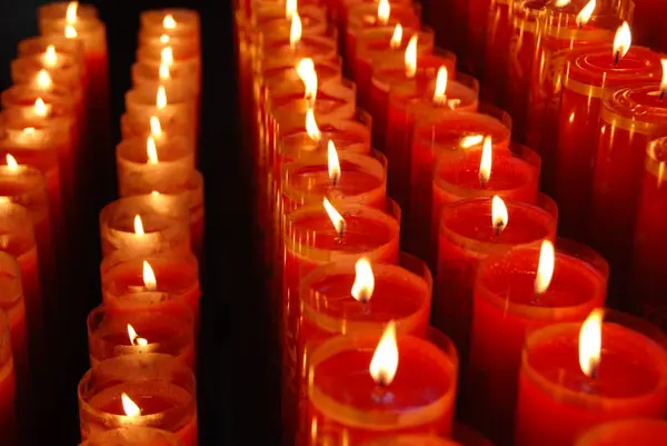 Eine Nahaufnahme Von Vielen Glühend Roten Kerzen — Stockfoto