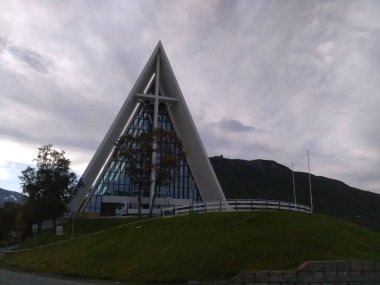 Norveç'in Tromso şehrinin sembolü olan Ishavskatedralen Katedrali'nden bir akşam