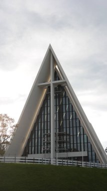 Tromso, Norveç'teki Ishavskatedralen Katedrali'nin ön cephesi