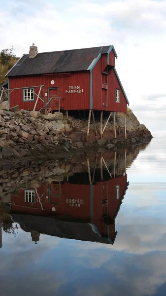 村の伝統的な木製の赤い釣りコテージRorbu ロフォーテン群島 ノルウェー — ストック写真