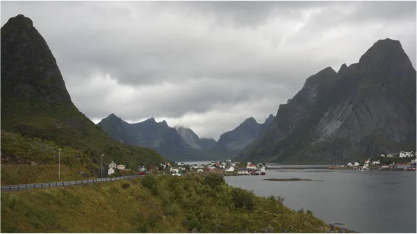 Reine Vila Piscatória Escondida Entre Duas Rochas Arquipélago Lofoten Noruega — Fotografia de Stock