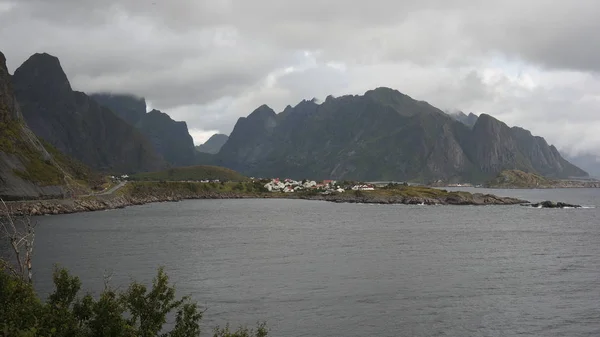 Vista Distância Vila Piscatória Reine Sua Montanha Característica Arquipélago Lofoten — Fotografia de Stock