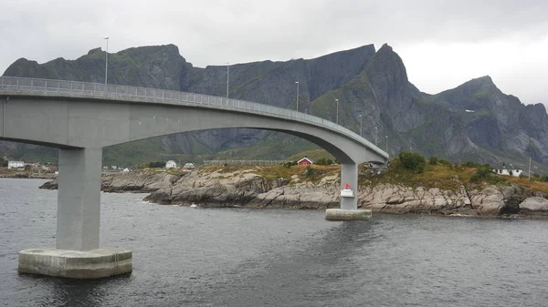 Bro Över Havet Anslutande Öar Lofoten Skärgård Omgiven Berg Norge — Stockfoto
