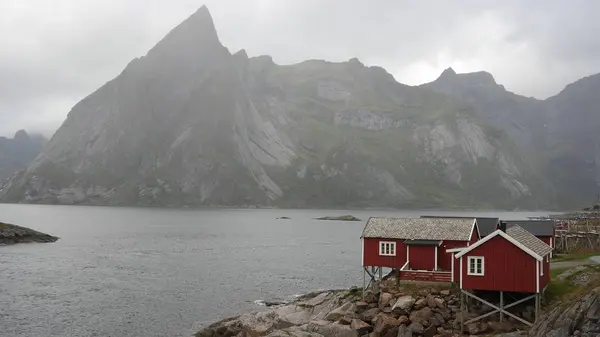 Červená Dřevěná Rorbuova Kabina Fjordu Lofoen Špičatým Kamenem Norskem — Stock fotografie