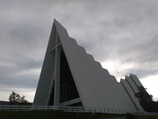 Una Arquitectura Moderna Catedral Ishavskatedralen Ciudad Tromso Noruega — Foto de Stock