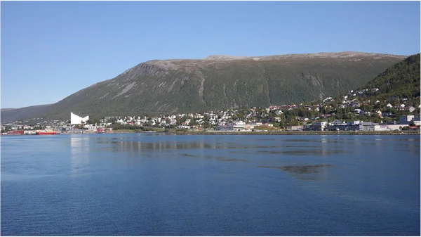 特罗姆瑟市和伊沙夫斯卡特拉伦全景 反映在挪威北部的峡湾 — 图库照片