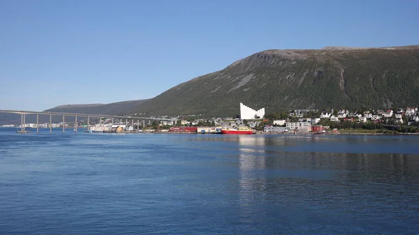 Tromso City Och Ishavskatedralen Panorama Reflekteras Fjord Norr Norge — Stockfoto