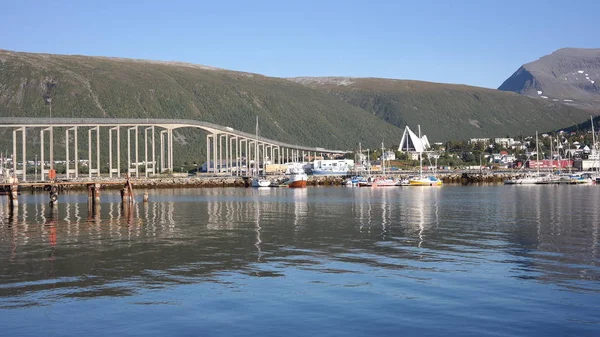 Tromso şehri ve Ishavskatedralen panoraması Norveç'in kuzeyindeki bir fiyorta yansıdı