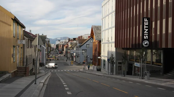 Historiska Gatorna Tromsö Centrum Med Gamla Trähus Och Berg Bakgrunden — Stockfoto