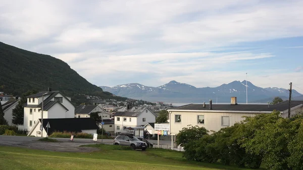 Blick Auf Holzhäuser Umgeben Von Massiven Und Verschneiten Bergen Rund — Stockfoto