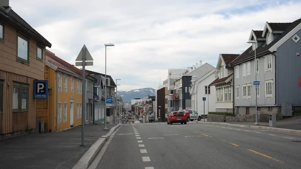 Arka Planda Eski Ahşap Evler Dağlar Ile Tromso Şehir Merkezinde — Stok fotoğraf