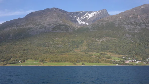 挪威特罗姆斯地区峡湾周围的巨大山脉 — 图库照片