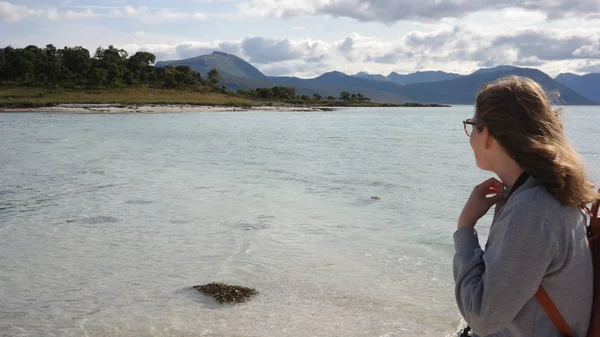 Una Mujer Playa Arena Con Mar Turquesa Claro Bremnes Archipiélago — Foto de Stock