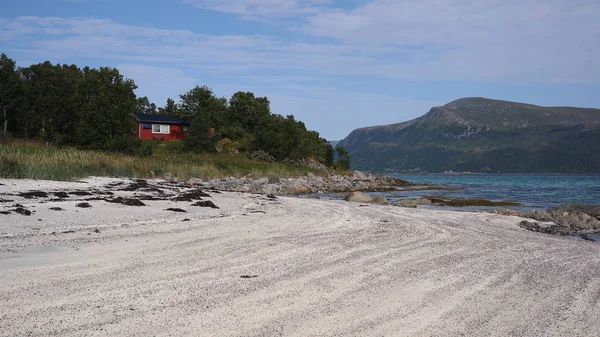 Una Playa Arena Bremnes Con Cabaña Madera Escondida Los Árboles —  Fotos de Stock