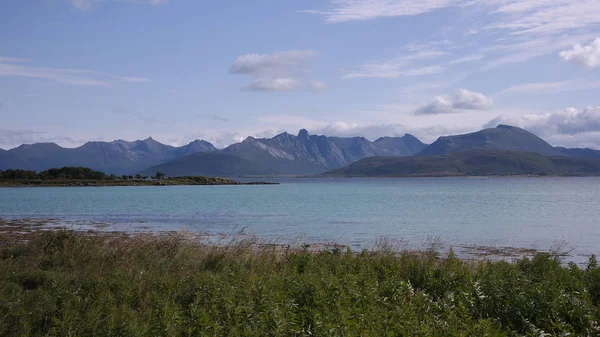 Linha Costeira Gasfjorden Com Água Azul Turquesa Rodeada Por Montanhas — Fotografia de Stock