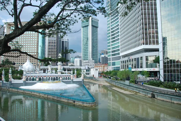 吉隆坡全景与贾梅克清真寺反映在巴生河和贡巴克河 马来西亚 — 图库照片