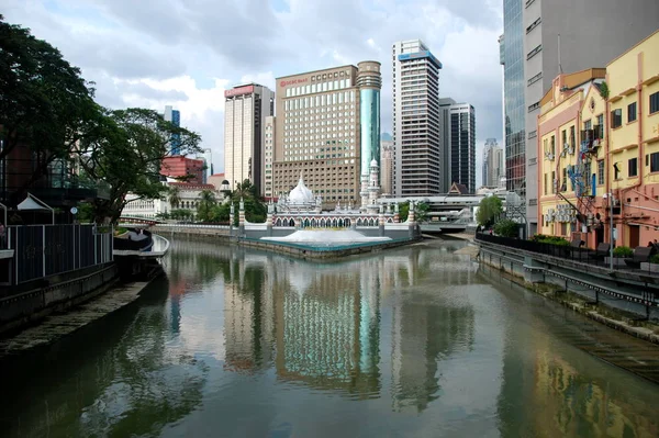 吉隆坡全景与贾梅克清真寺反映在巴生河和贡巴克河 马来西亚 — 图库照片