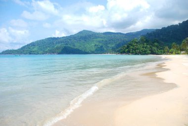 Tioman adasının doğu tarafında turkuaz denizi ile Juara plaj, Malezya