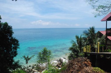 Tioman adasının güzel turkuaz ve berrak deniz ve kumlu plaj, Malezya