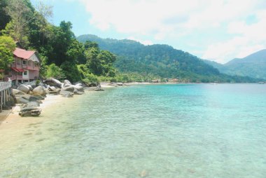 Tioman adasının güzel turkuaz ve berrak deniz ve kumlu plaj, Malezya