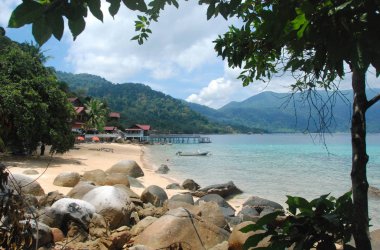 Tioman adasının güzel turkuaz ve berrak deniz ve kumlu plaj, Malezya