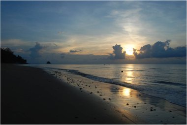 Okyanus üzerinde güzel bir gün batımı, Tioman adasının plajından görünümü, Malezya