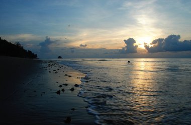 Okyanus üzerinde güzel bir gün batımı, Tioman adasının plajından görünümü, Malezya