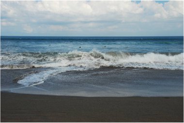 Pantai Batu Bolong sahil plaj ve deniz ile büyük dalgalar, Güney Bali, Endonezya 