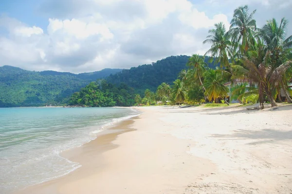 Tioman adasının doğu tarafında turkuaz denizi ile Juara plaj, Malezya