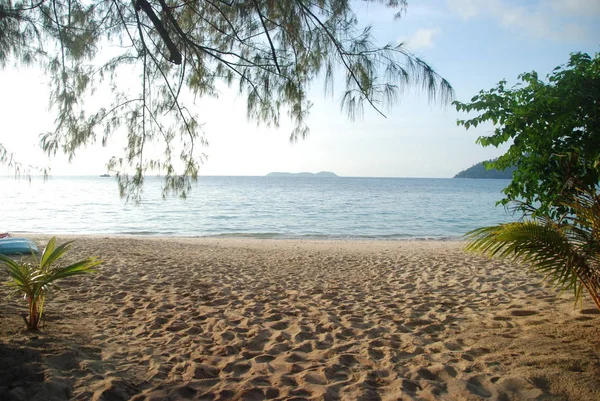 Playa Arena Con Mar Turquesa Del Pueblo Tekek Isla Tioman — Foto de Stock