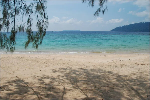 Playa Arena Con Mar Turquesa Del Pueblo Tekek Isla Tioman — Foto de Stock