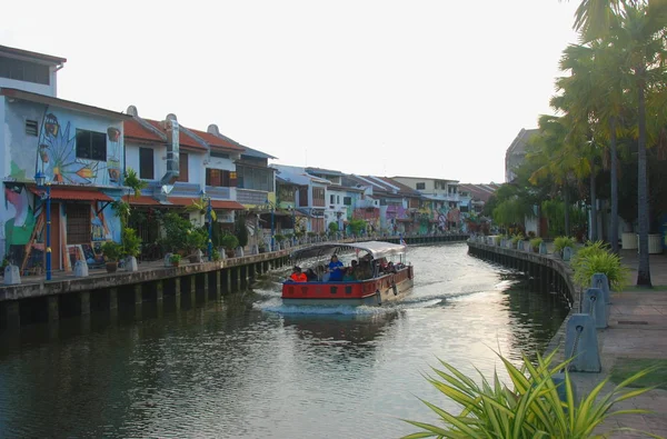 Barco Que Canal Través Del Centro Ciudad Malaca Alrededor Casas —  Fotos de Stock