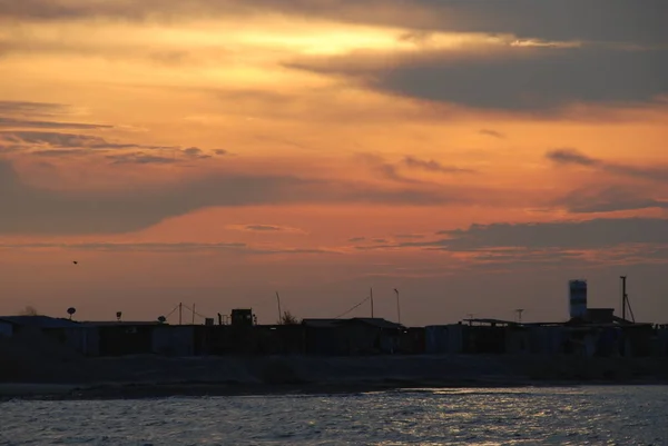 Sanayi bölgesi ve deniz üzerinde gün batımı