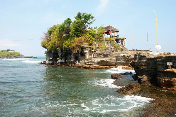 インドネシア バリ南部沿岸のタナロット海寺 — ストック写真