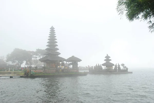 Bali Ulun Danu Bratan Tapınağı Endonezya Sis Kefen — Stok fotoğraf